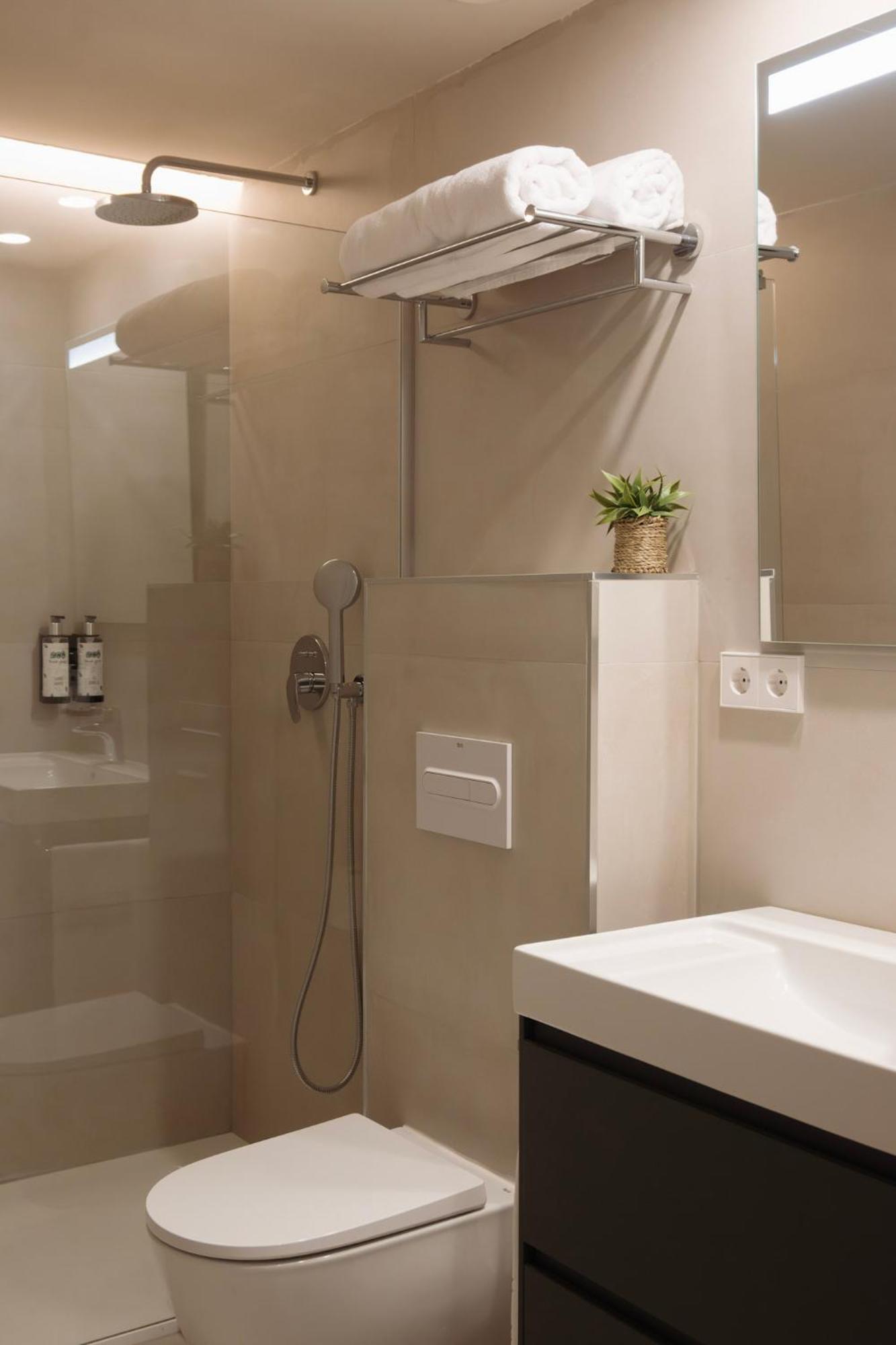 Apartamentos Joaquin Costa Santander Esterno foto