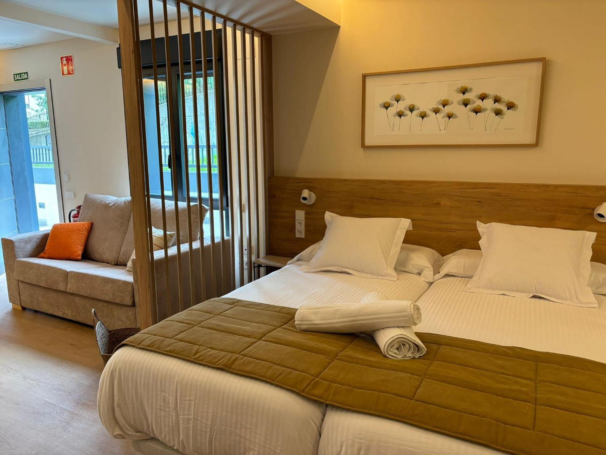 Apartamentos Joaquin Costa Santander Esterno foto